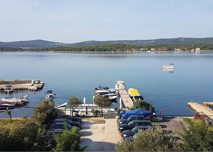 Front In With Wifi Апартаменты